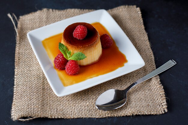 Flan aux oeufs et framboises