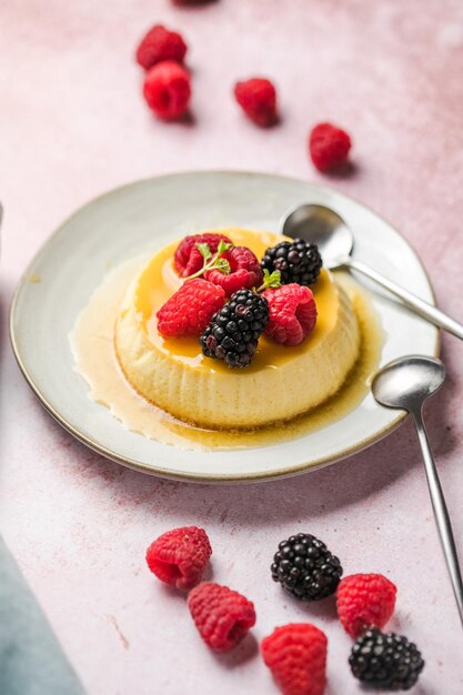 Le flan à la crème caramel ou le pudding au caramel est un dessert à la crème