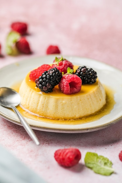 Le flan à la crème caramel ou le pudding au caramel est un dessert à la crème