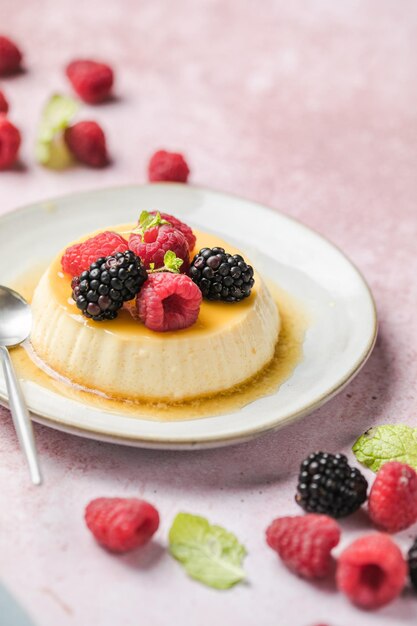 Le flan à la crème caramel ou le pudding au caramel est un dessert à la crème