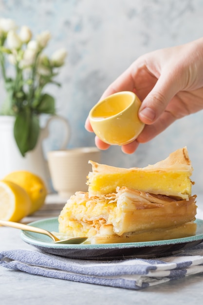 Flan de "Galaktoboureko" ou bougatsa dessert traditionnel grec cuit dans une poêle avec du sirop. fermer