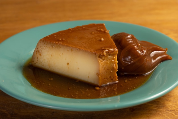 Flan. Pudding à la vanille caramélisé à la crème. Dessert traditionnel argentin avec tartinade au caramel au lait mieux connu sous le nom de Dulce de Leche.