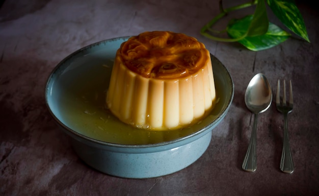 Flan à la vanille dans un plat turquoise