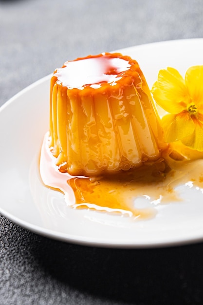 flan à la vanille sauce au caramel dessert sucré crème repas au caramel collation alimentaire sur la table espace de copie