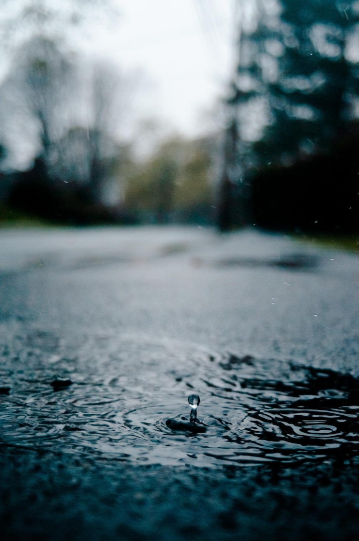 Photo une flaque d'eau par un jour de pluie