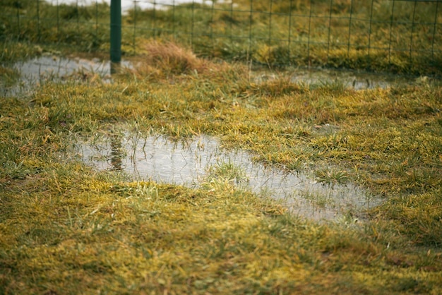 Les flaques d'eau sur l'herbe, le gravier et l'argile ne peuvent pas absorber l'eau de pluie