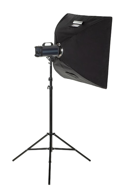 Photo flash studio avec softbox isolé sur un fond blanc