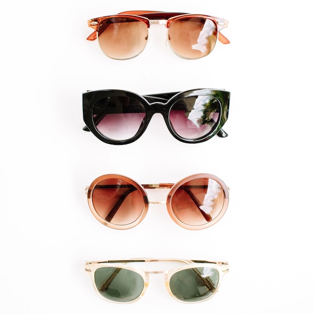 Flat Lay, lunettes de soleil vue de dessus sur blanc