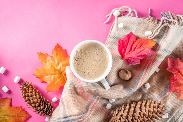 Flatlay d'automne avec Cappuccino ou chocolat chaud