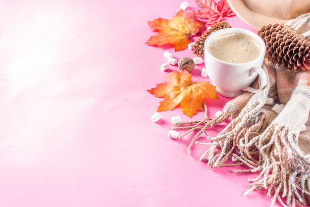 Flatlay d'automne avec Cappuccino ou chocolat chaud