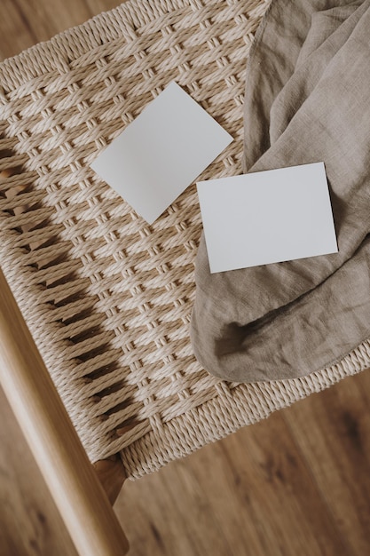 Flatlay de cartes de papier vierges et couverture sur banc en rotin