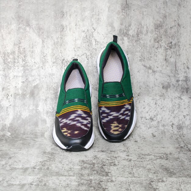 Flatlay de chaussures tissées indonésiennes