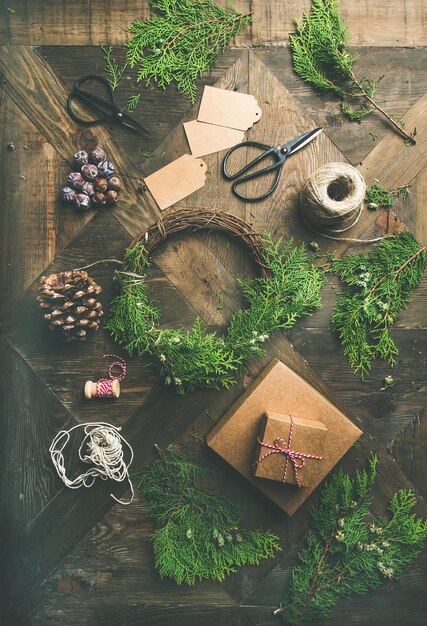 Flatlay de décoration de Noël et du Nouvel An sur table en bois