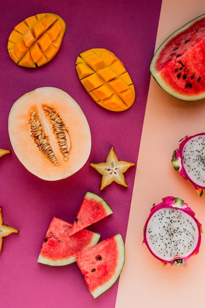 Flatlay de divers fruits exotiques, concept de saine alimentation