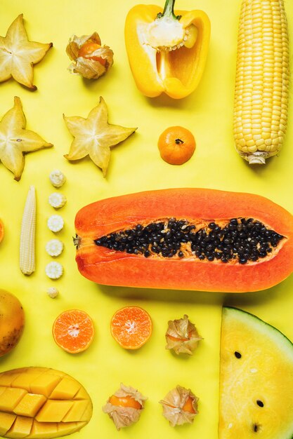 Flatlay de divers fruits et légumes jaunes et oranges rassemblés