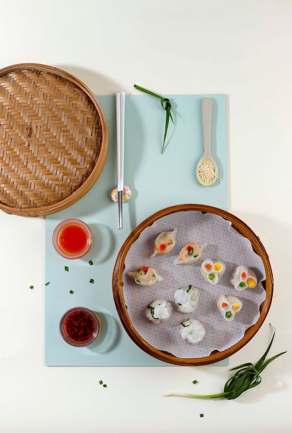 Flatlay Divers Yumcha Dim Sum Sur Boulette De Bambou Vapeur Sur Plaque De Couleur Pastel, Copiez L'espace Pour Le Texte Ou La Publicité