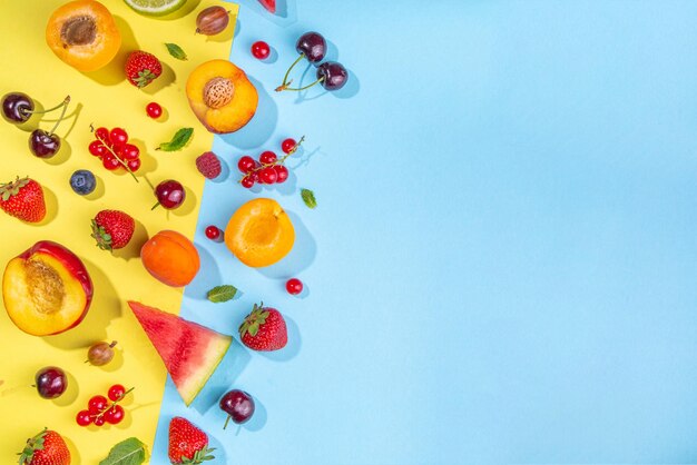 Flatlay de fruits d'été et de baies