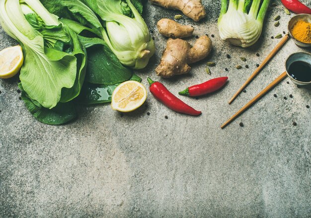 Flatlay d'ingrédients de cuisine asiatique sur un espace de copie de fond en béton