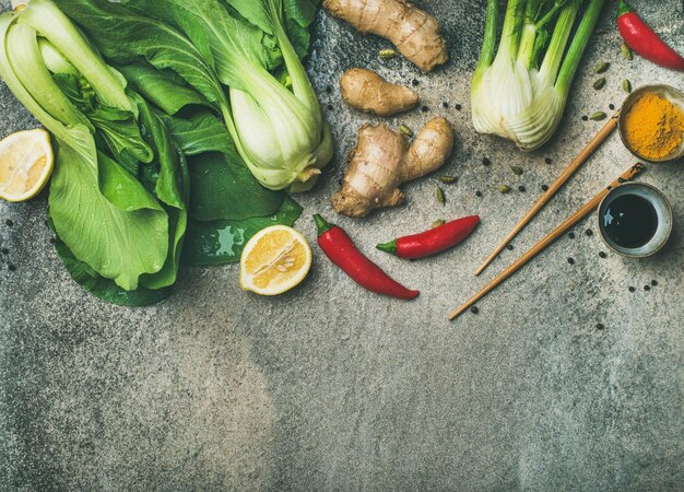 Flatlay d'ingrédients de cuisine asiatique sur un espace de copie de fond en béton