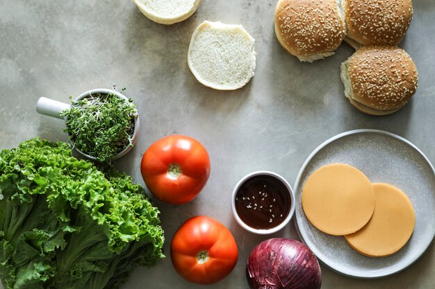 Flatlay de ingrédients de recette cheeseburger végétalien