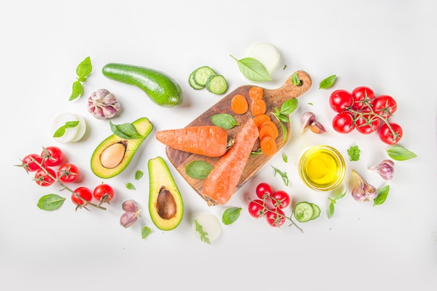 Flatlay de légumes crus frais biologiques. Fond de cuisine d'aliments sains avec divers ingrédients de salade de légumes.