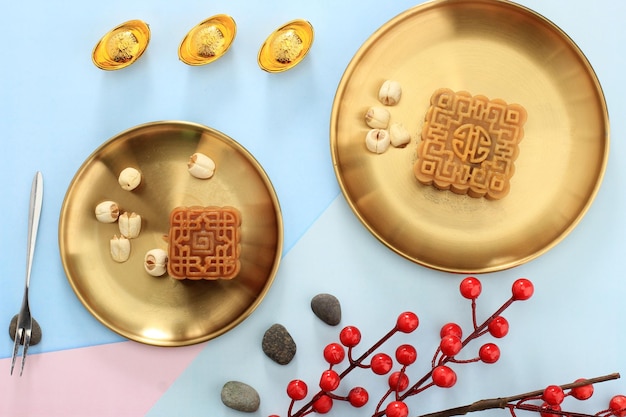 Flatlay Mid Autumn Festival avec Mooncake sur plaque d'or