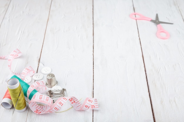 Flatlay D'outils Pour La Couture Et Les Travaux D'aiguille Sur Un Fond En Bois Blanc