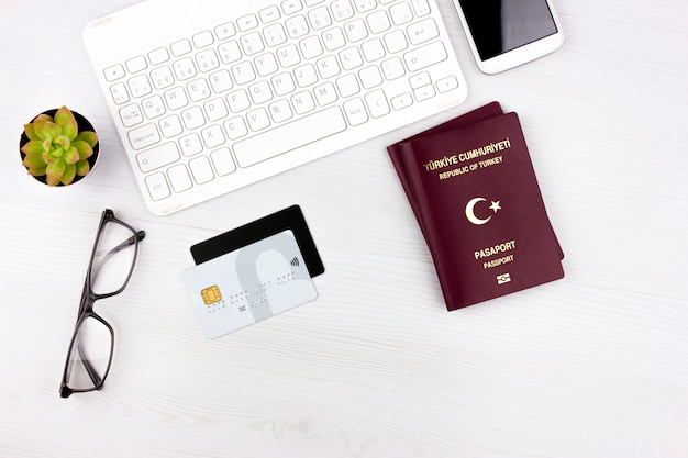 Flatlay avec passeport turc, avion et cartes de crédit