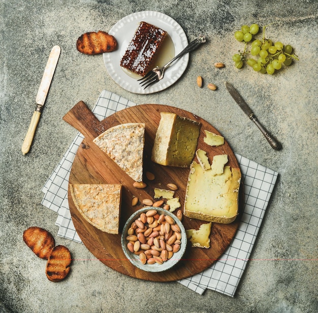 Flatlay de plateau de fromages avec assortiment de fromages et collations