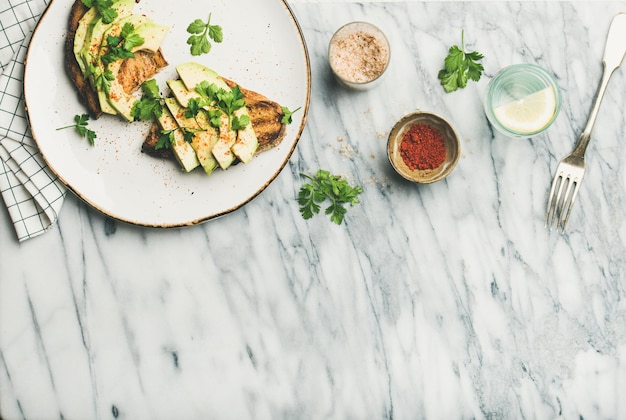 Flatlay de toasts à l'avocat avec assaisonnement