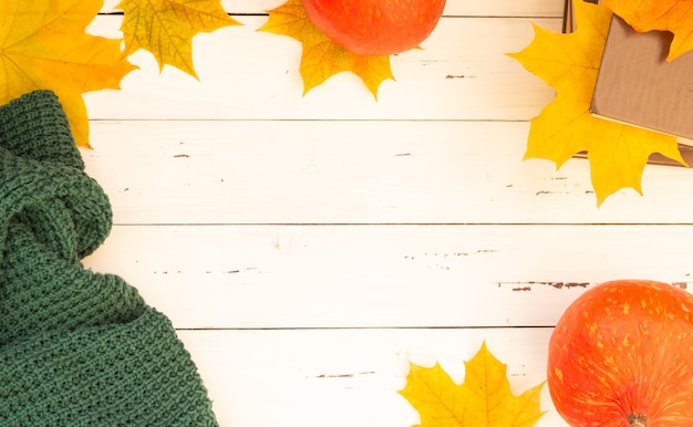 Flatley d'automne, feuilles d'automne, citrouille et chose tricotée.