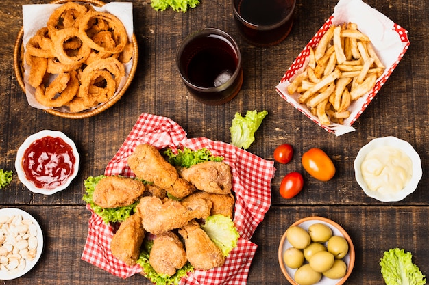 Flay Lay de repas de malbouffe sur une table en bois