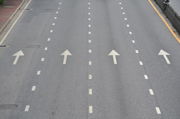 La flèche blanche sur le fond de la route