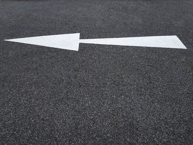 Flèche De Circulation Blanche Sur La Route Goudronnée Pointant Vers La Gauche