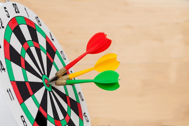 Flèche fléchette frapper dans bullseye sur le jeu de fléchettes