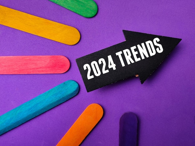 Flèche noire avec le mot TENDANCES 2024