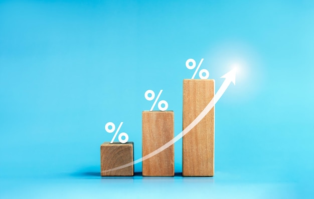 Flèche vers le haut brillante sur les blocs de cube en bois étapes du graphique à barres avec pourcentage d'icônes 3d sur fond bleu processus de croissance des entreprises profit tendances du leader de la richesse concepts d'amélioration économique