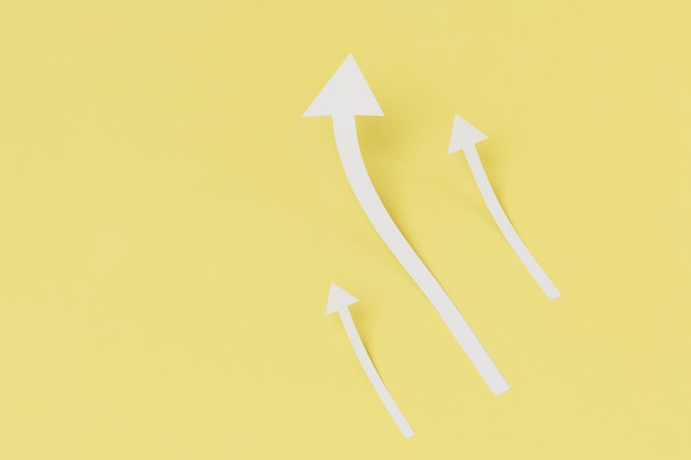 Flèches de croissance des revenus flèches blanches sur fond jaune copier coller copie espace rendu 3D