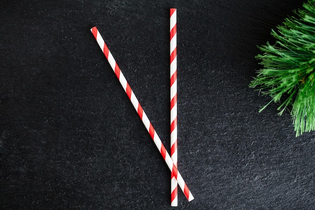 Photo les flèches des tubes simulent une horloge sur un fond de noël.