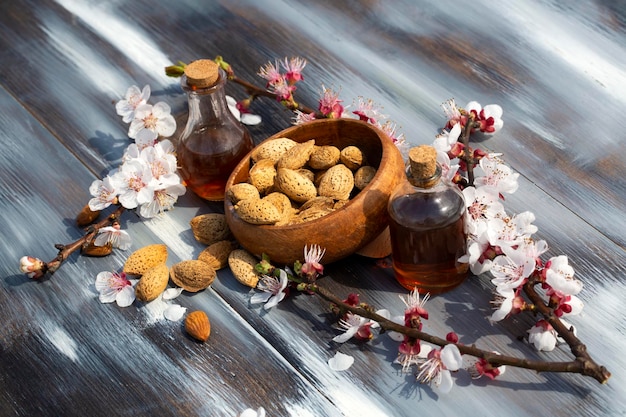 Fleur d'abricot, huile d'amande sur le fond en bois