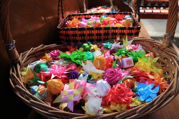 Fleur d'aumône aumône avec des rubans dans un panier en bois traditionnel dans la religion bouddhiste cérémonie