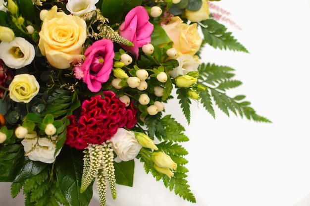 Photo fleur belle carte de voeux. bouquet de fleurs sur blanc avec lieu de copie
