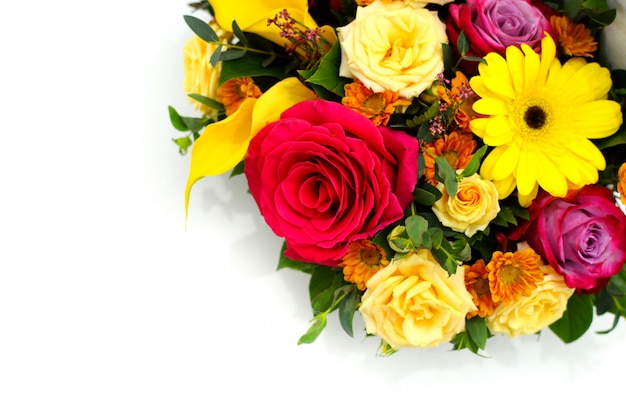 Fleur belle carte de voeux. Bouquet de fleurs sur fond blanc avec lieu de copie