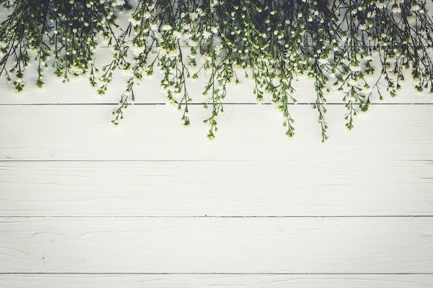 Fleur blanche sur fond blanc en bois avec espace.