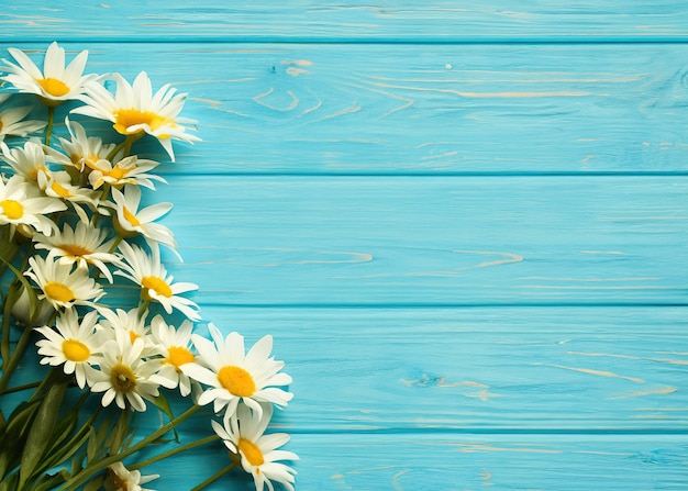 Fleur blanche sur fond de bois bleu en vue de dessus