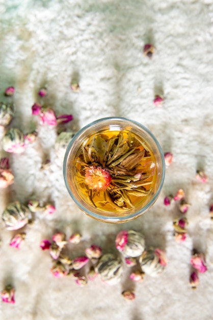 Fleur de boule de thé en fleurs