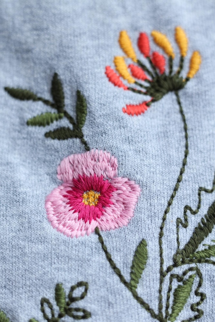 Photo fleur de broderie sur fond de tissu fabriqué à la main focus sélectif