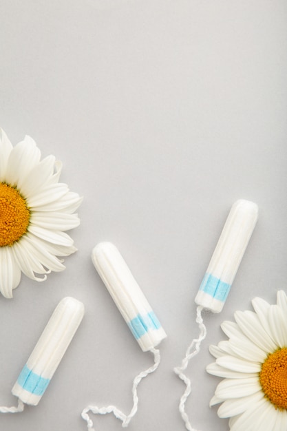 Fleur de camomille médicinale et tampon hygiénique menstruel