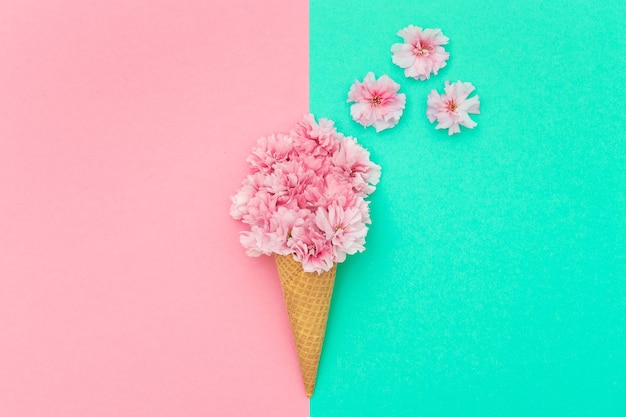 Fleur de cerisier dans un cône de gaufre à la crème glacée minimal