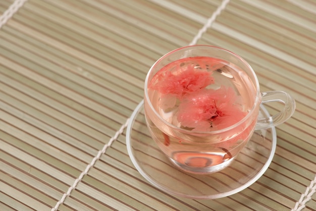 Fleur de cerisier (sakura) Tisane japonaise sur table.